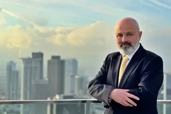 Johannes Faupel, Frankfurt skyline behind, executive intervention